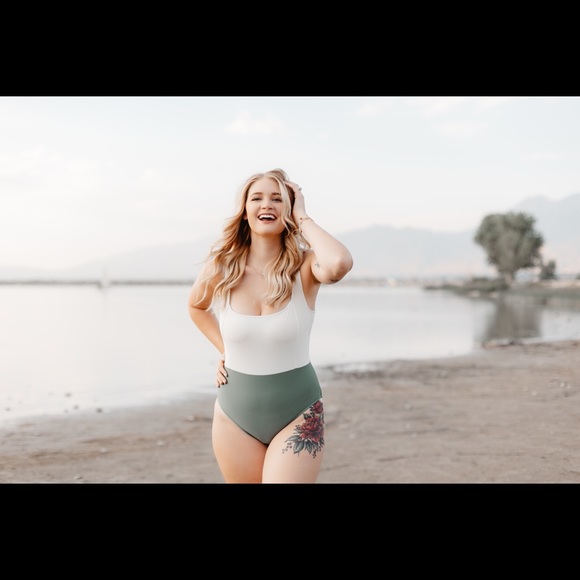 One piece swimsuit - Picture 3 of 4